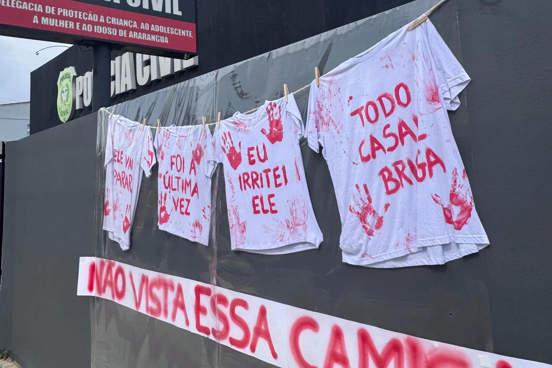 'Não vista essa camisa': ação em frente à delegacia alerta sobre casos de violência doméstica
