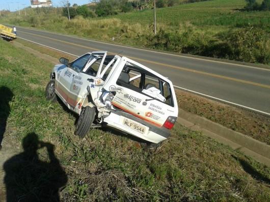 Ciclista cai às margens da BR-101, carro estaciona para ajudar e é atingido por outro veículo