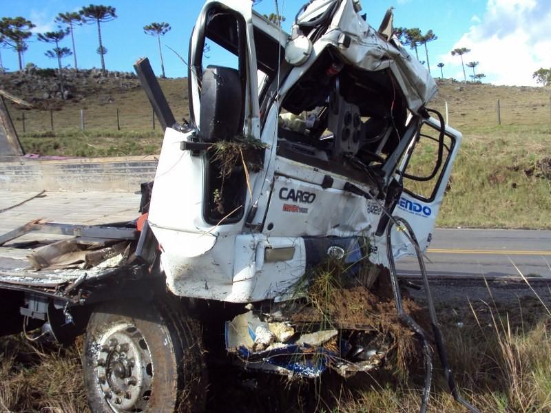 Sem freios, motorista pula de caminhão que cai em ribanceira