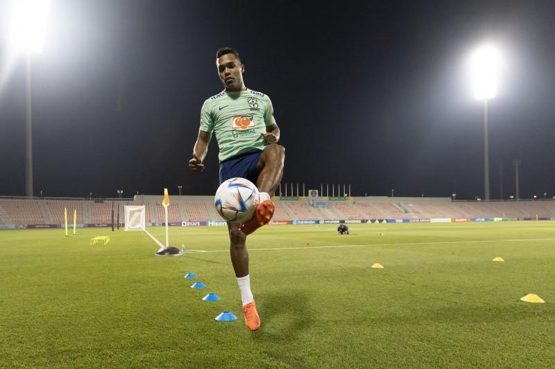 Seleção Brasileira: Alex Sandro faz trabalho físico e mostra evolução