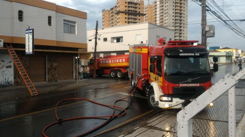 VÍDEO: Bombeiros combatem incêndio na antiga Casa do Mineiro