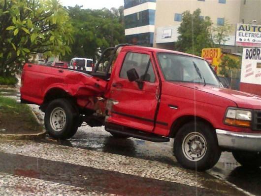 Caminhonete colide em locomotiva, roda na pista e para na calçada 