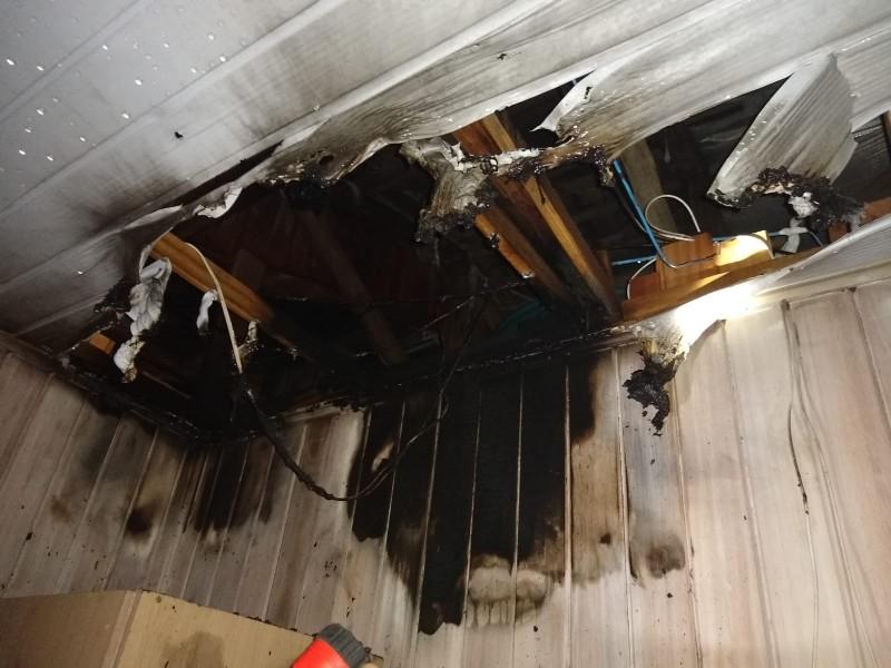 Criciúma: moradores combatem incêndio em casa com mangueiras de jardim no Rio Maina 