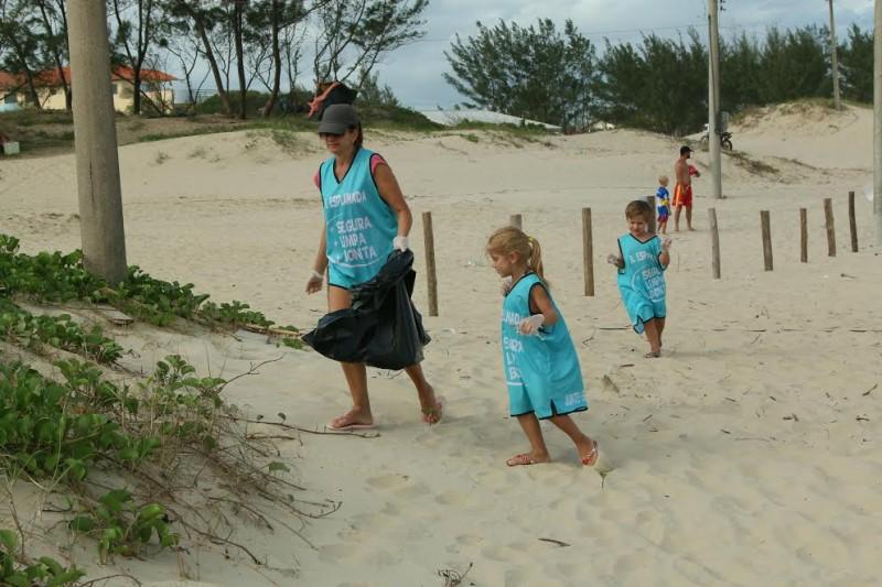 Voluntários recolhem mais de 1 tonelada de lixo na praia