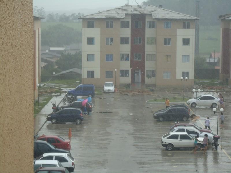 Fim de tarde com vento, granizo e destelhamento
