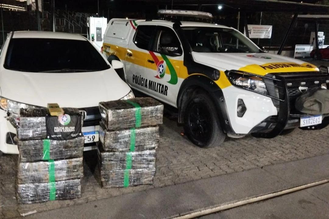 Vídeo: dupla tenta fugir, mas é flagrada com mais de 200 quilos de maconha