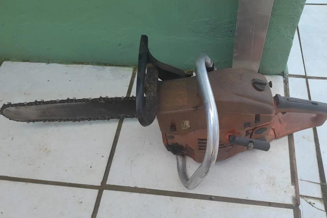 Suspeito de agressão com motosserra se apresenta à Polícia Civil