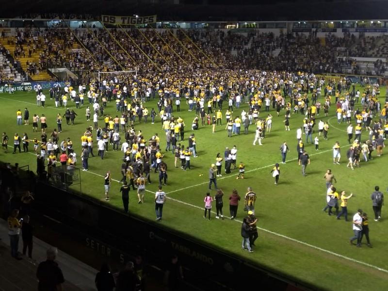 Ao vivo: confira a festa da torcida do Tigre direto do gramado do Majestoso