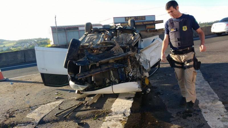 Quatro ficam feridos após capotamento na BR-101