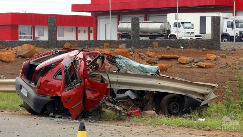 Passageira fica em estado grave após condutor colidir em guard rail 