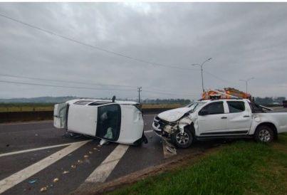 Carro capota ao bater em mureta central e colide com outro automóvel na BR-101 
