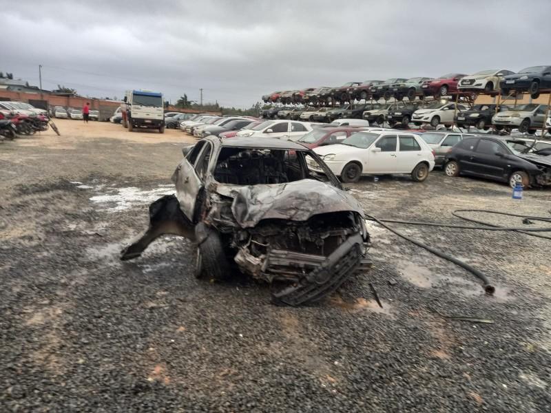 Veículo pega fogo em pátio de guincho em Içara 
