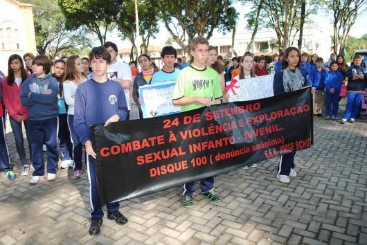 Alunos de Turvo realizam ação contra exploração sexual infantil