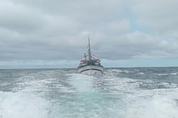 Embarcação com cinco tripulantes enfrenta problema no casco e é escoltada ao Porto de Laguna