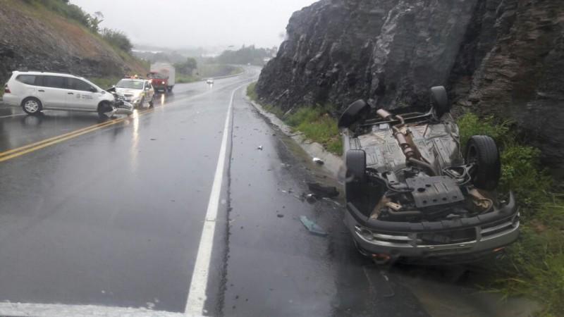 Colisão frontal provoca capotamento no Anel Viário