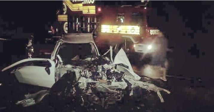 Condutor fica em estado grave após colidir em caminhão e veículo pegar fogo