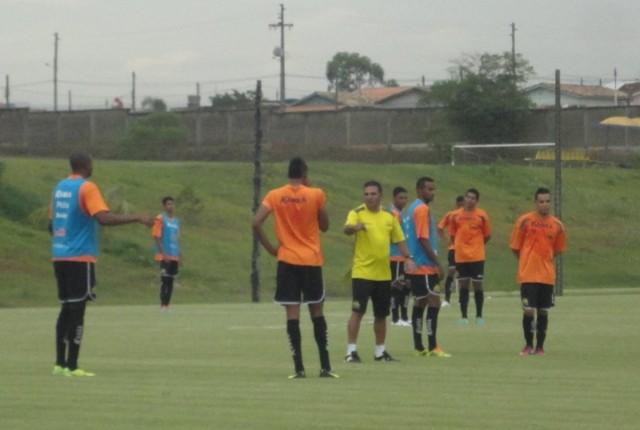 Na base da conversa, Luizinho faz ajustes no Tigre