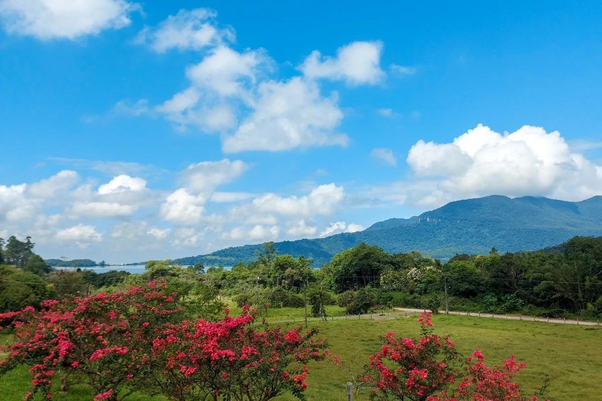 Sol entre nuvens e chuvas leves: confira a previsão do tempo para o final de semana