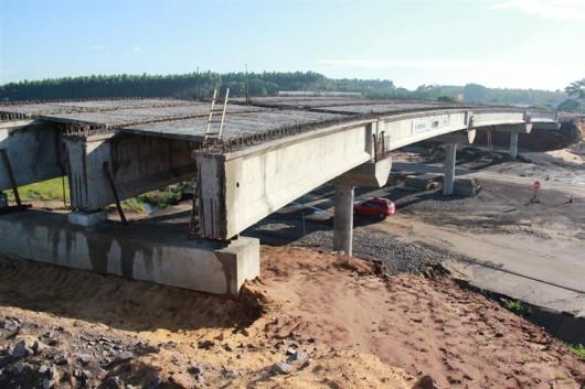 Viaduto recebe vigas no contorno de Araranguá