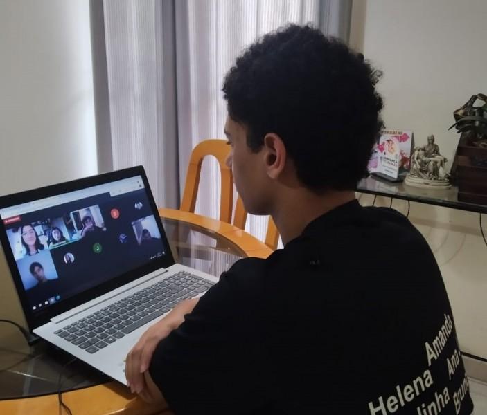 Alunos do Colégio Unesc dialogam sobre obras de Lima Barreto com professora do curso de Psicologia