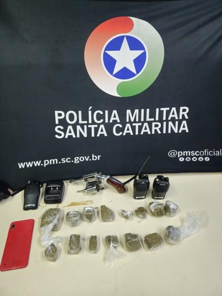 PM apreende revólver, rádios comunicadores e drogas em Balneário Rincão
