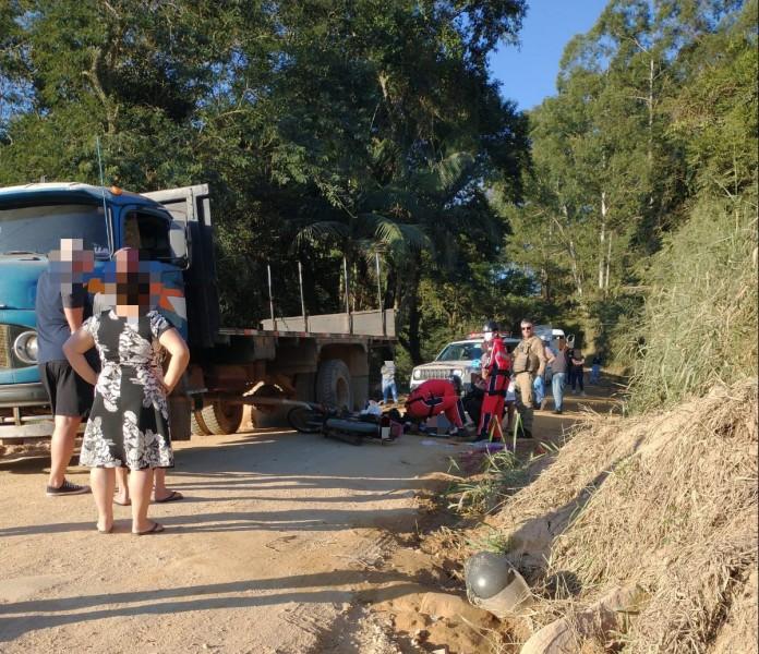 Motociclista fica gravemente ferido após colisão com caminhão