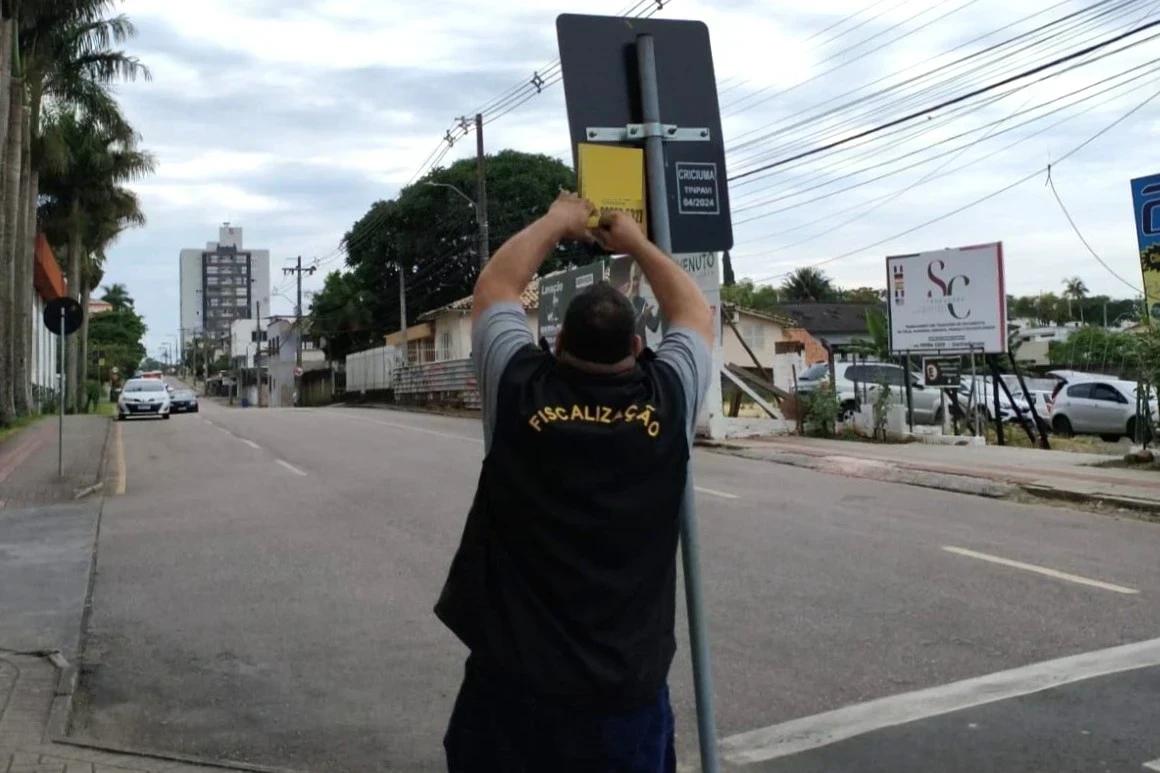 Programa Calçada Livre: segunda fase da Operação Publicidade recolhe 350 propagandas irregulares em Criciúma