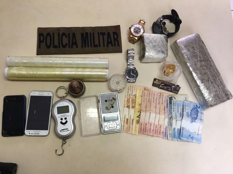 PM apreende quase um quilo de maconha em apartamento