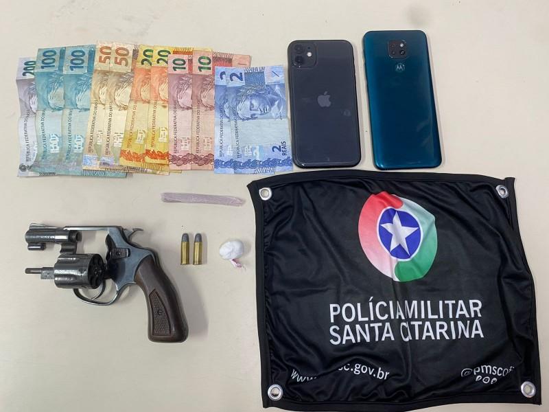 Três pessoas são presas com revólver, cocaína e maconha em Criciúma 