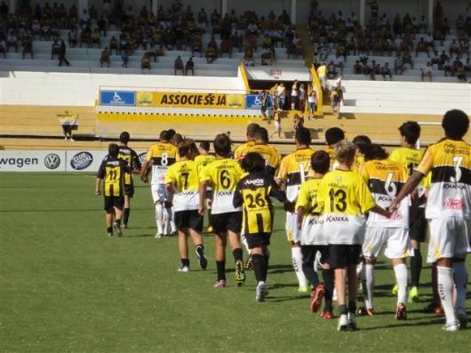 Jogadores do Tigre vestem a camisa da campanha “A educação precisa de respostas”