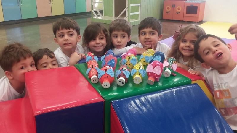 Garrafas pet e caixas de leite se tornam brinquedos nas mãos das crianças
