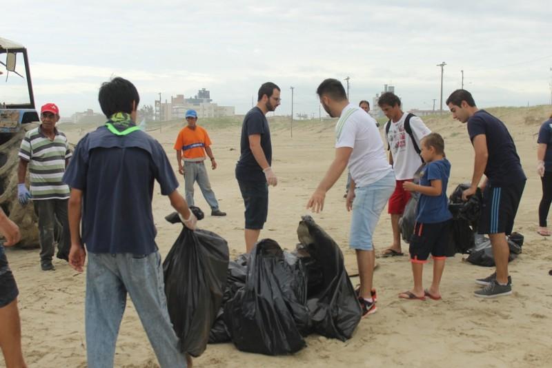 Ação Praia Limpa recolhe quatro toneladas de lixo 