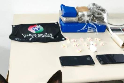 PM desmantela ponto de drogas que abastecia tele-entrega em Tubarão
