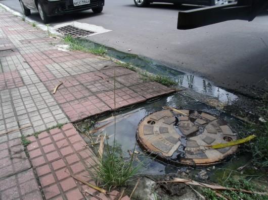 Água escura e mal cheirosa na rua Lauro Müller
