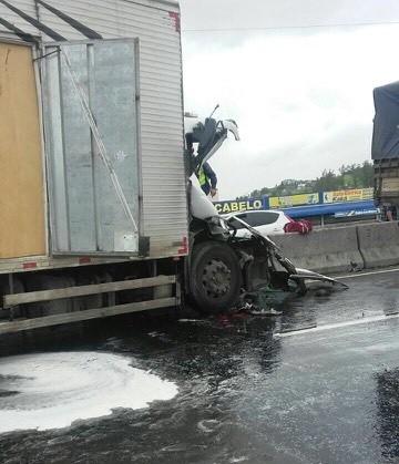 Acidente envolvendo três carretas deixa um morto na BR-101