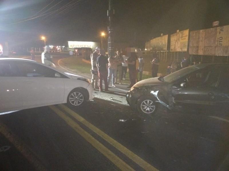 Colisão entre dois carros deixa passageira ferida em Araranguá 