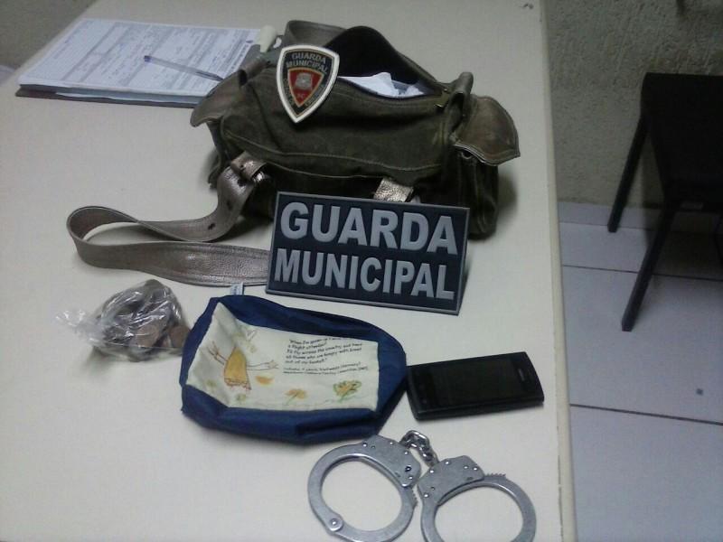 Homem com 84 passagens pela polícia furta cobradora de ônibus 