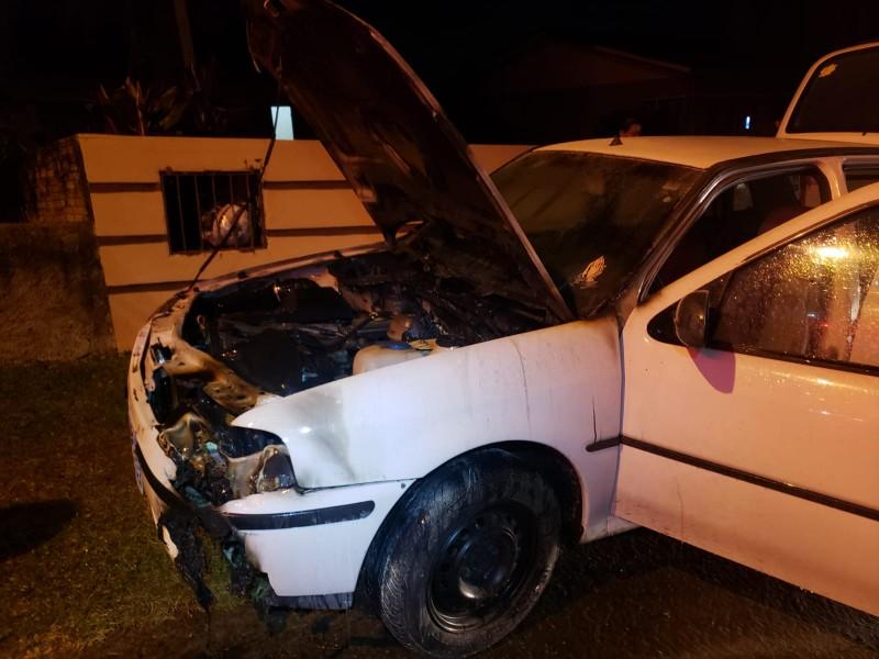 Moradores apagam fogo em carro no bairro Naspolini