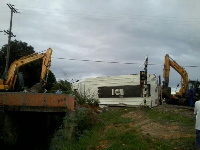 Caminhão tomba na linha férrea em acidente com locomotiva