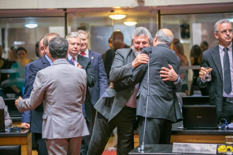 Fim das aposentadorias dos ex-governadores é aprovada na Alesc