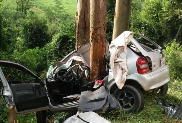 Motorista perde a vida após sair da pista e colidir em árvore