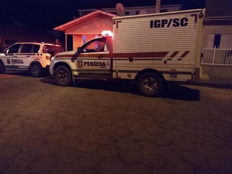 Jovem é suspeita de ter enterrado recém-nascido nos fundos de casa 