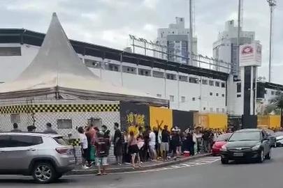 Torcida do Corinthians faz fila quilométrica para comprar ingresso para jogo do Tigre