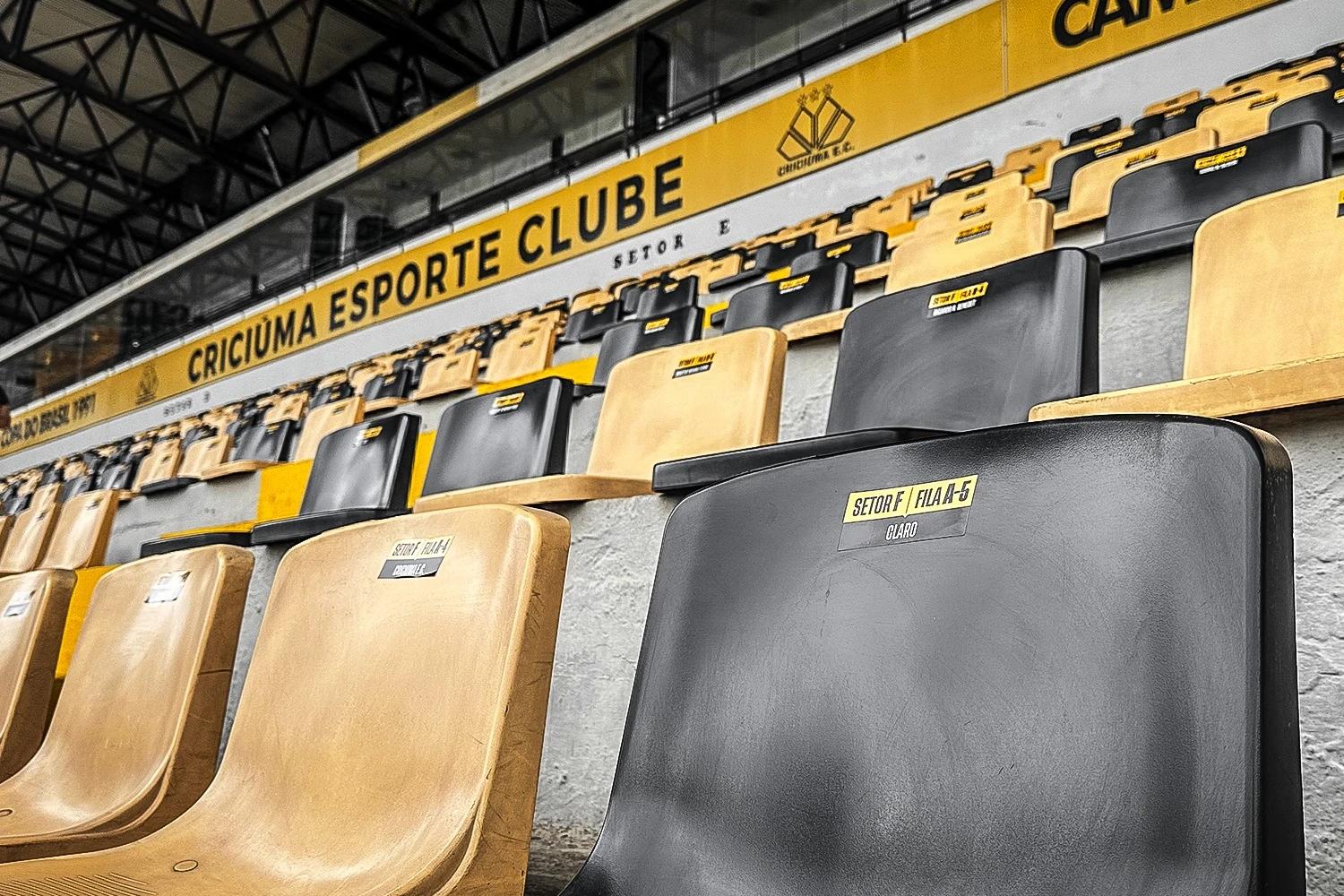 Criciúma nomeia cadeiras no estádio Heriberto Hülse
