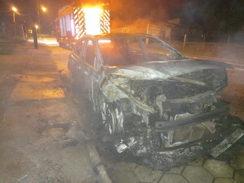 Incêndio destrói carro estacionado na rua em Santa Rosa do Sul