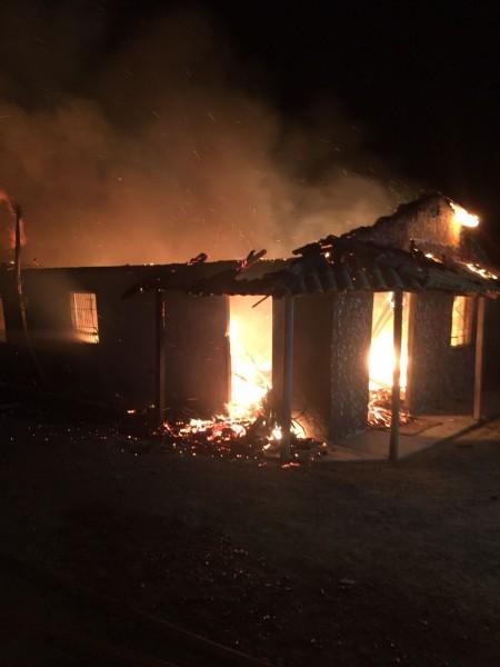 Bombeiros voluntários combatem fogo em estabelecimento