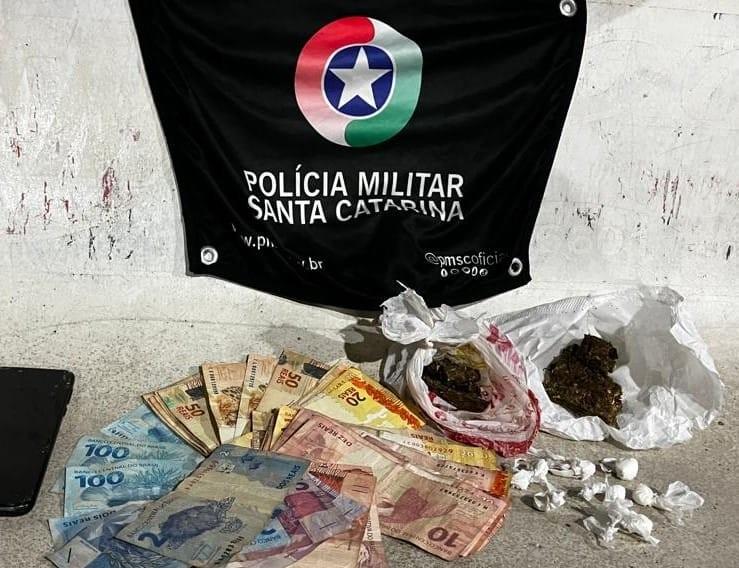 PM prende jovem por tráfico de drogas em Laguna