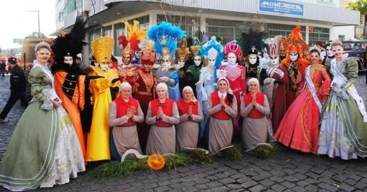 Comitiva de Nova Veneza participa de desfile de tradições italianas no Rio Grande do Sul