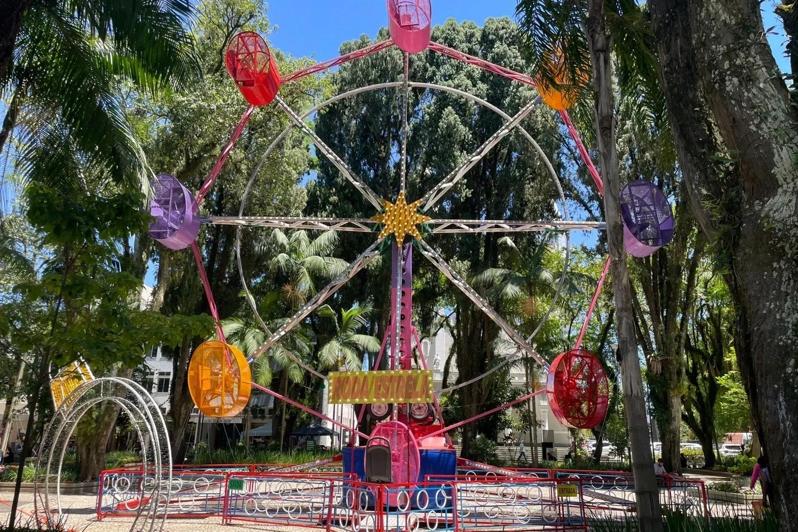 Brinquedos na Praça Nereu Ramos seguem disponíveis conforme horário especial de Natal