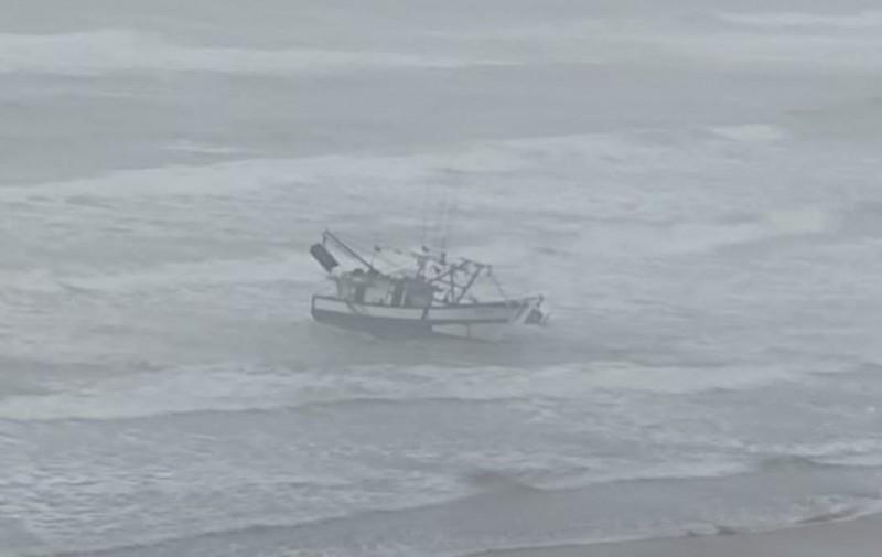 Embarcação de Governador Celso Ramos encalha em praia de Laguna 